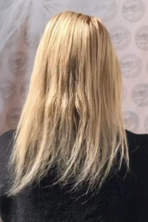 Vorher-Bild einer Kundin mit schulterlangem Haar